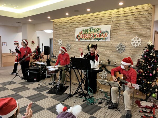 IMG 0434 600x450 - クリスマスコンサート後にサンタ登場