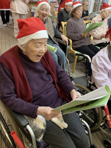 IMG 0445 450x600 - クリスマスコンサート後にサンタ登場