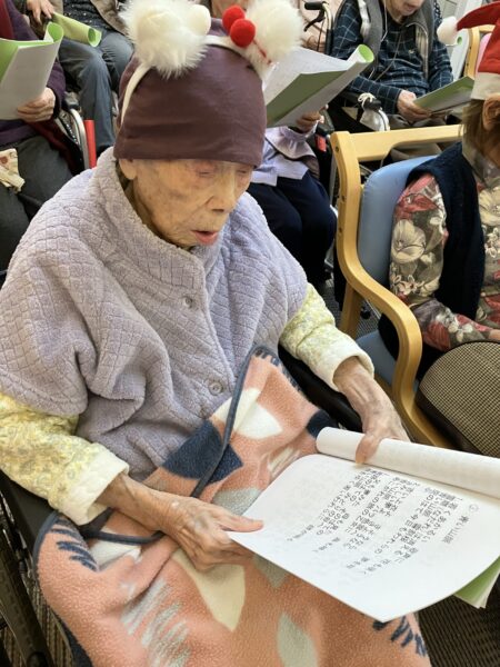 IMG 0447 450x600 - クリスマスコンサート後にサンタ登場