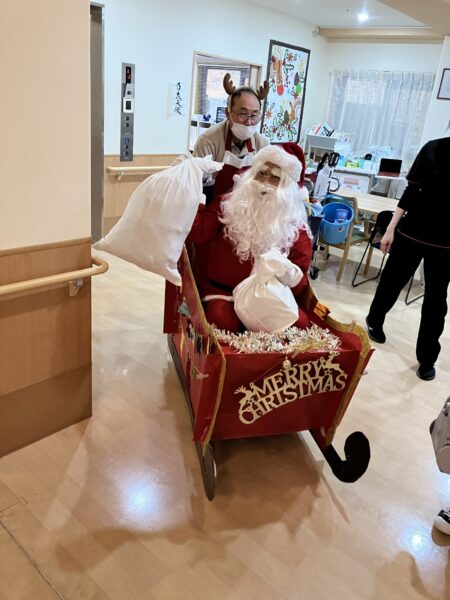 IMG 0475 450x600 - クリスマスコンサート後にサンタ登場