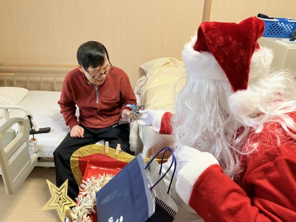 IMG 0513 600x450 - クリスマスコンサート後にサンタ登場