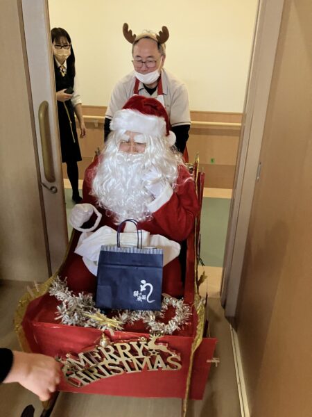 IMG 0516 450x600 - クリスマスコンサート後にサンタ登場