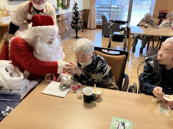 IMG 0545 600x450 - クリスマスコンサート後にサンタ登場