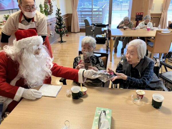 IMG 0547 600x450 - クリスマスコンサート後にサンタ登場