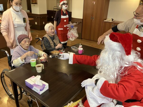 IMG 0567 600x450 - クリスマスコンサート後にサンタ登場