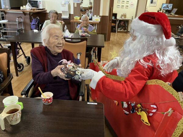 IMG 0585 600x450 - クリスマスコンサート後にサンタ登場