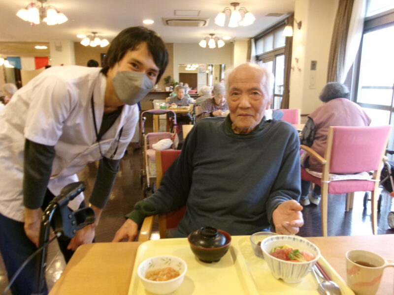 102 5118 800x600 - 昼食は豪華な海鮮丼！✨✨✨✨✨✨