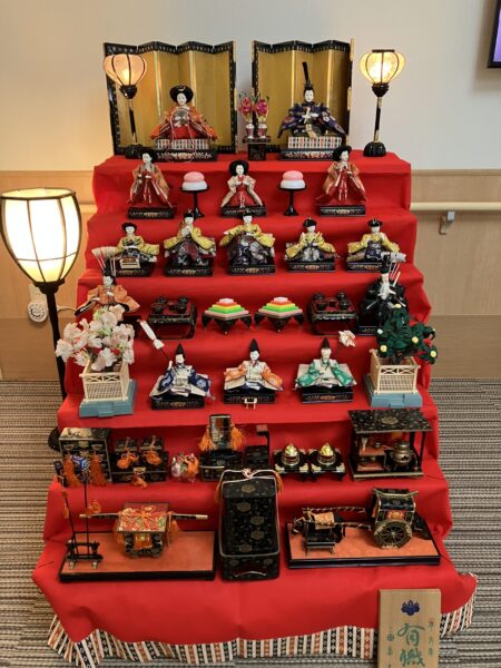 IMG 1014 450x600 - ひな人形の飾りつけ