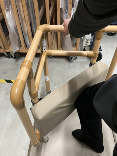 こんな手すりがあったのか第一弾!~ひざを使って立ち上がる!~ Image 20260213 175602 456 450x600 - こんな手すりがあったのか第一弾!~ひざを使って立ち上がる!~