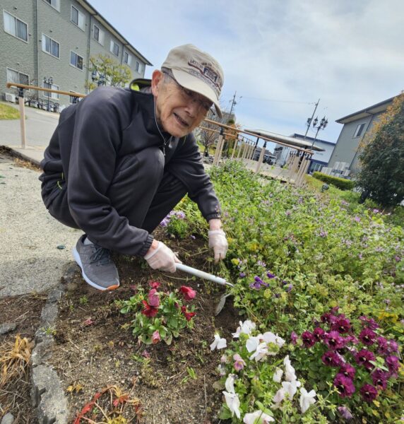 09bbc67ecb3712daf0966a96c43dfd95 572x600 - 花壇クリーンアップ作戦！