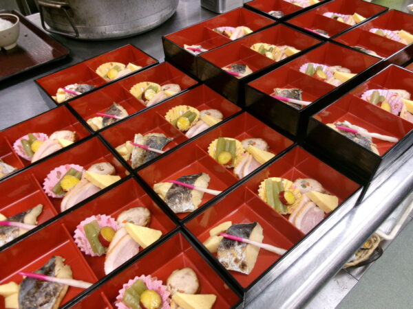 102 5338 600x450 - 4月の行事食🍱