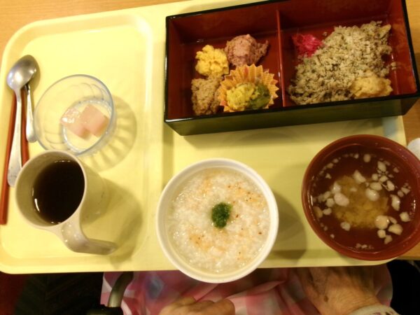 102 5347 600x450 - 4月の行事食🍱