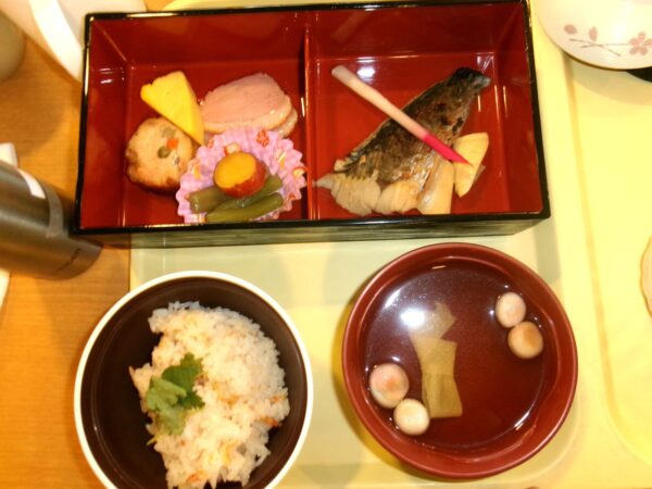 102 5349 600x450 - 4月の行事食🍱