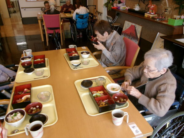 102 5352 600x450 - 4月の行事食🍱