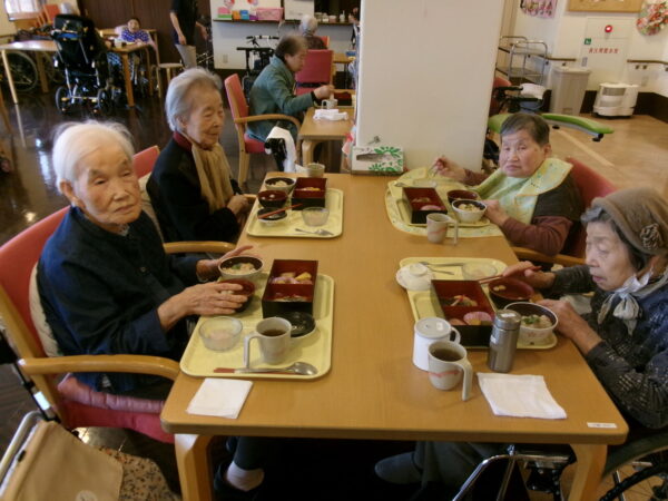 102 5354 600x450 - 4月の行事食🍱