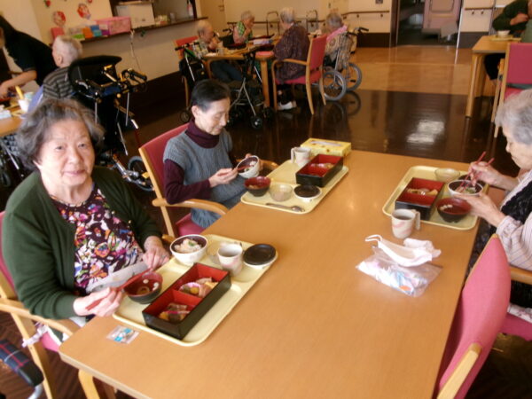 102 5355 600x450 - 4月の行事食🍱