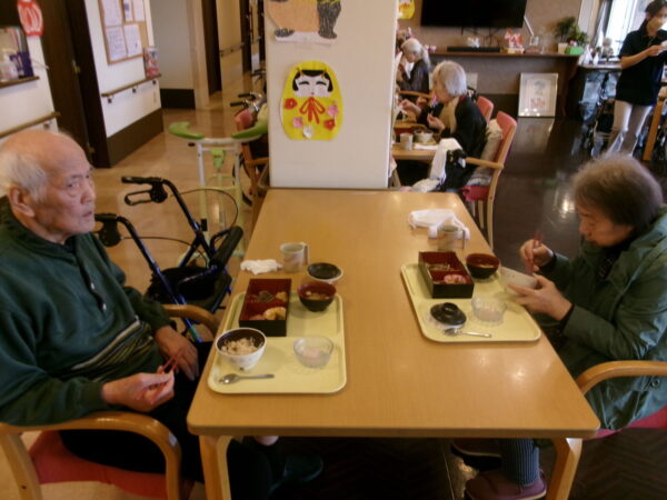 102 5357 600x450 - 4月の行事食🍱