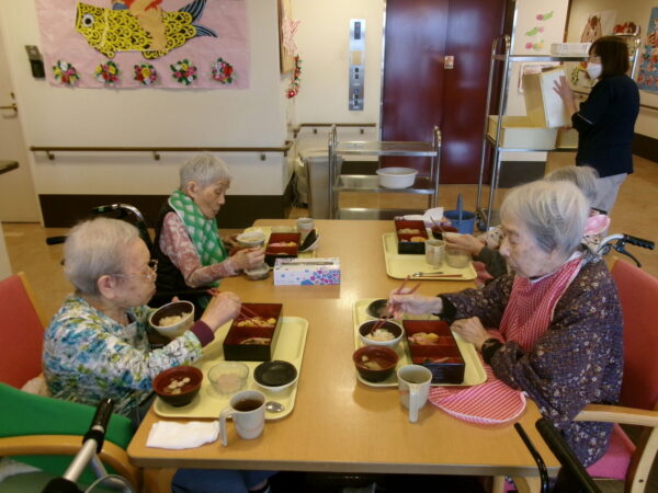 102 5358 600x450 - 4月の行事食🍱