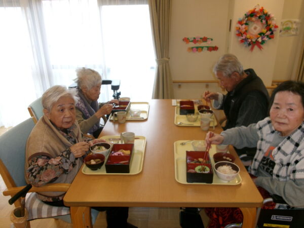 102 5359 600x450 - 4月の行事食🍱