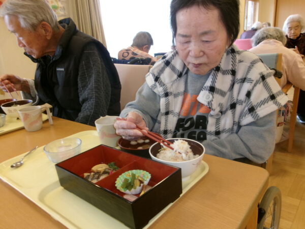 102 5360 600x450 - 4月の行事食🍱