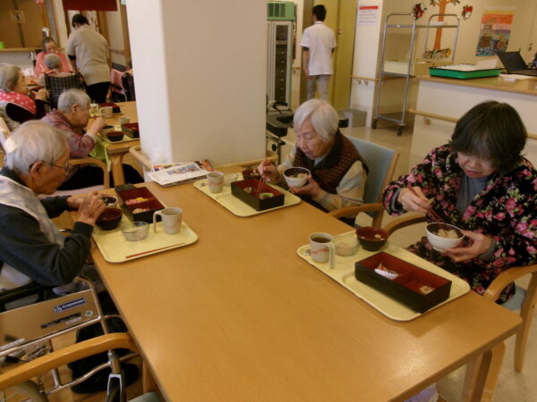 102 5362 600x450 - 4月の行事食🍱