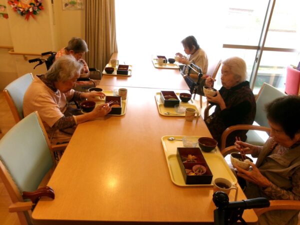 102 5363 600x450 - 4月の行事食🍱