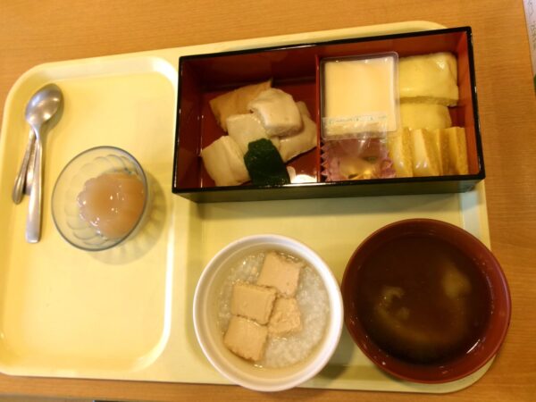 102 5367 600x450 - 4月の行事食🍱