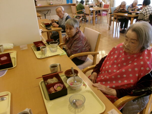 102 5369 600x450 - 4月の行事食🍱