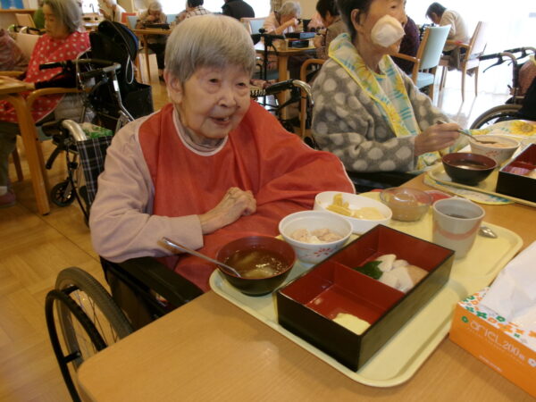 102 5370 600x450 - 4月の行事食🍱