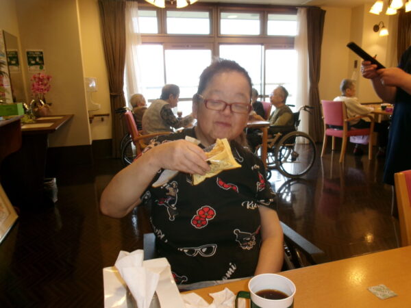 102 5384 600x450 - 4月お誕生日会🎂