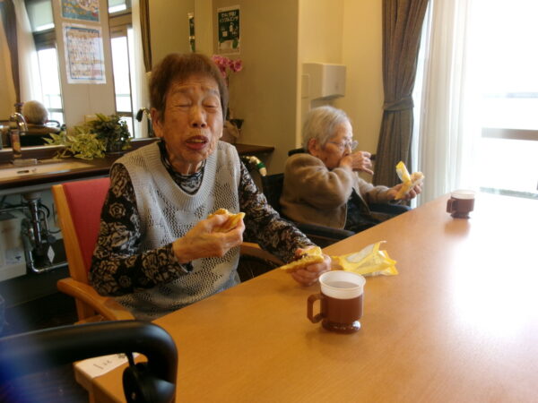 102 5385 600x450 - 4月お誕生日会🎂