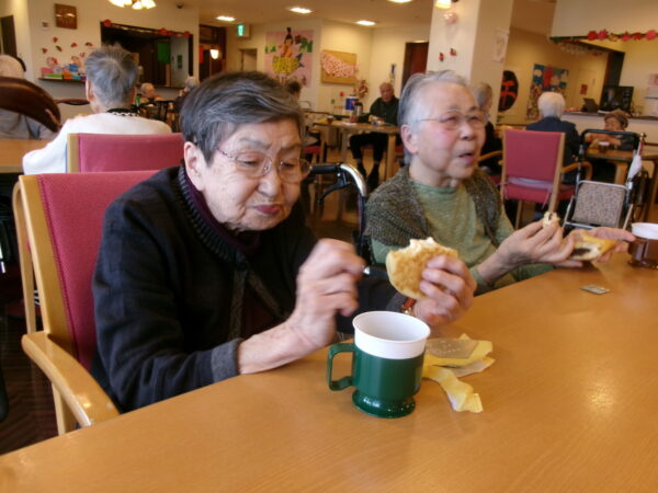 102 5386 600x450 - 4月お誕生日会🎂