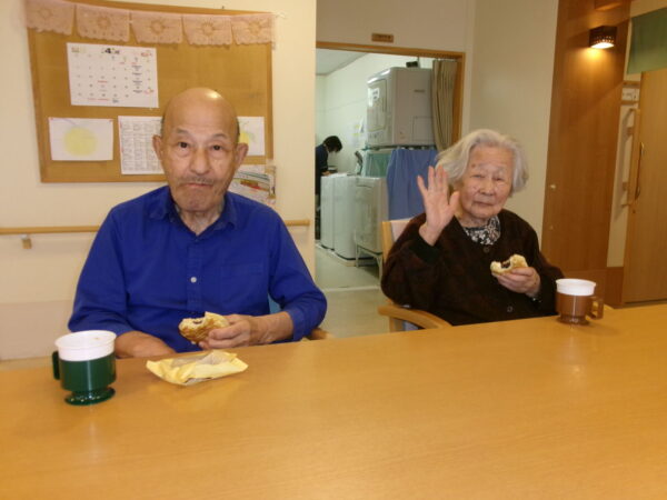 102 5404 600x450 - 4月お誕生日会🎂