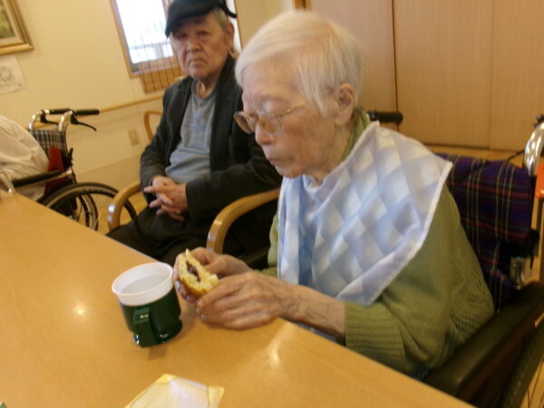 102 5423 600x450 - 4月お誕生日会🎂