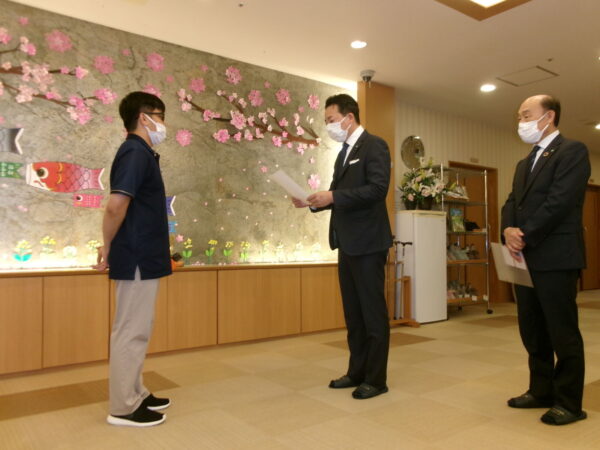 102 5432 600x450 - ～表彰式～　『介護福祉士合格！！おめでとう』