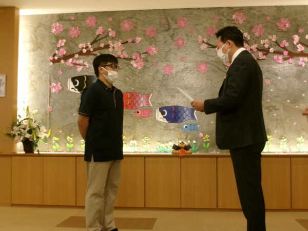 102 5434 600x450 - ～表彰式～　『介護福祉士合格！！おめでとう』