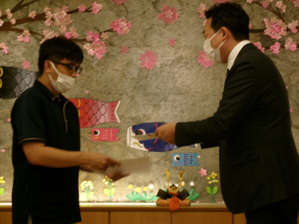 102 5436 600x450 - ～表彰式～　『介護福祉士合格！！おめでとう』