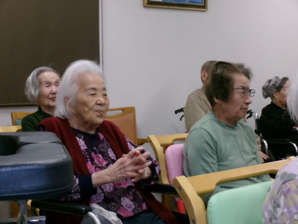 103 2138 600x450 - カラオケ再開