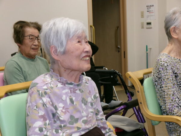 103 2140 600x450 - カラオケ再開