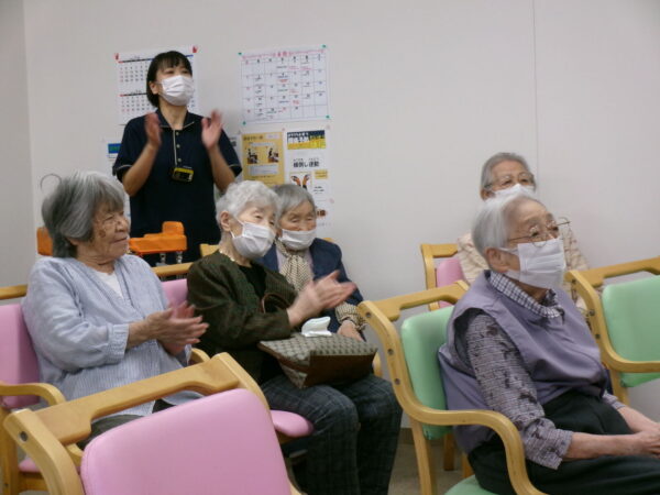 103 2143 600x450 - カラオケ再開