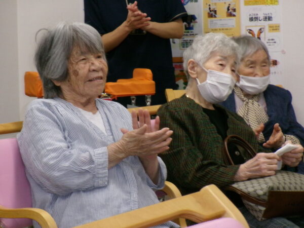 103 2144 600x450 - カラオケ再開