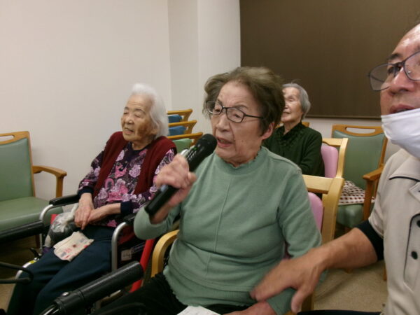 103 2159 600x450 - カラオケ再開