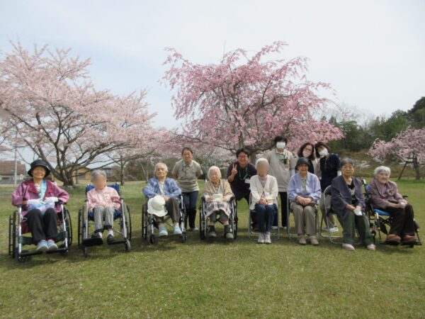 4bb0f86cad1d717bde56083f421eb7fb 600x450 - 今年もお花見に行ってきました！！