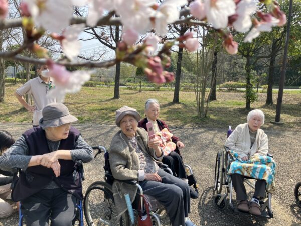 IMG 1286 600x450 - 春を感じるひととき ～みんなでお花見に行ってきました～