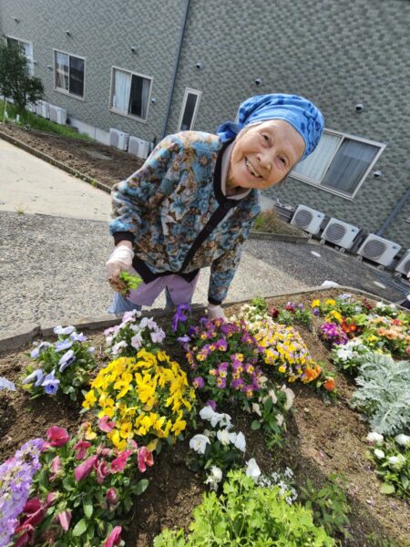 fccbd6a92ff21d1c42d976f5540078eb 450x600 - 花壇クリーンアップ作戦！