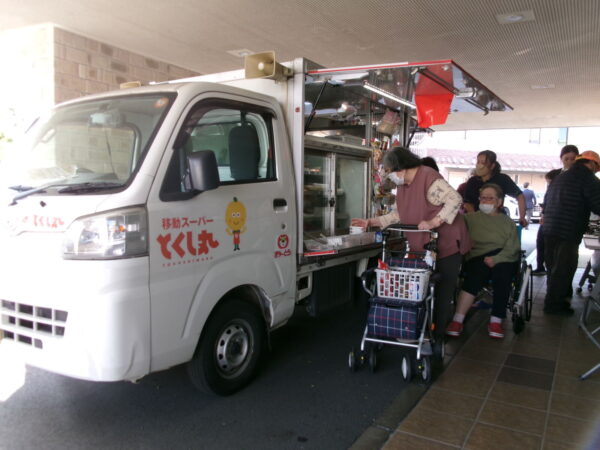 102 5269 600x450 - 移動スーパー「とくし丸」さんがやってきた！