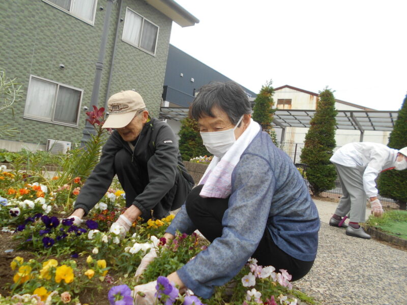 DSCN3548 800x600 - 花壇クリーンアップ作戦第２弾！＆消火・避難訓練