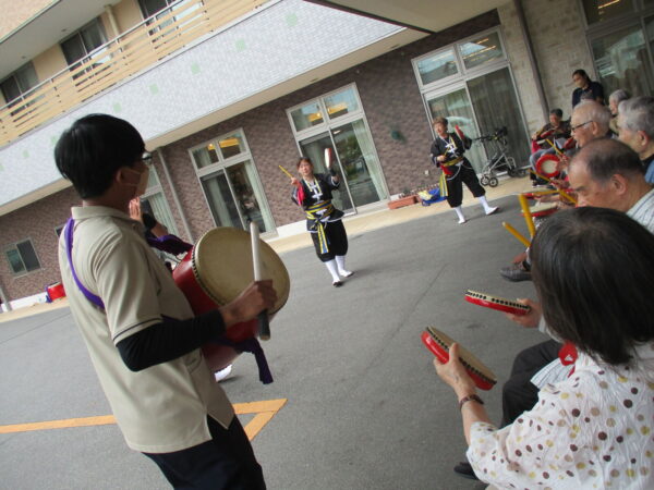 当施設にエイサー太鼓のボランティア団体「伊賀琉真太鼓」様がお越しくださいました! IMG 0102 600x450 - 当施設にエイサー太鼓のボランティア団体「伊賀琉真太鼓」様がお越しくださいました!