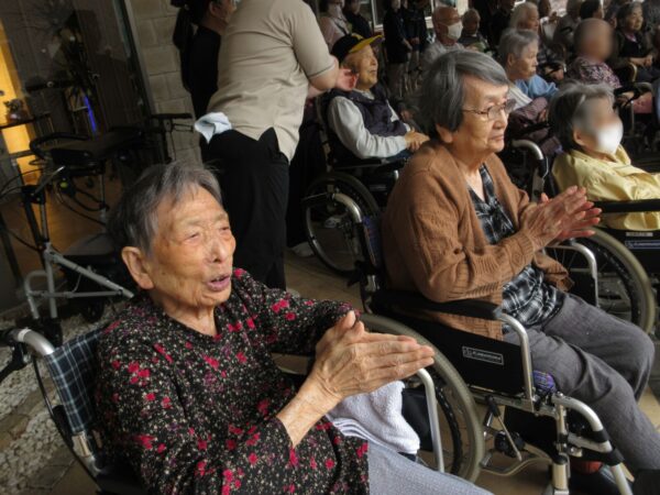 当施設にエイサー太鼓のボランティア団体「伊賀琉真太鼓」様がお越しくださいました! b8b0d3ed92490adcbf1c84b82bbc30be 600x450 - 当施設にエイサー太鼓のボランティア団体「伊賀琉真太鼓」様がお越しくださいました!