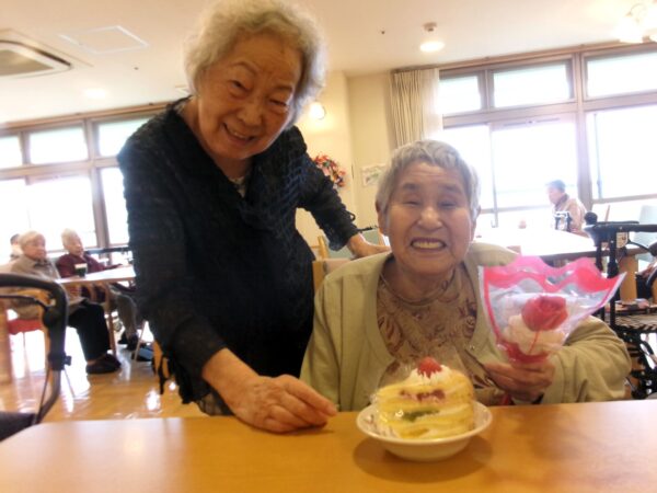102 5952 600x450 - 7月お誕生日会🍰